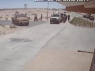 بالفيديو ... كاميرات قاعدة براك الشاطئ توثق إقتحام القوة الثالثة و سرايا بنغازى للقاعدة و أسر مدنيين و عسكريين تمت تصفيتهم